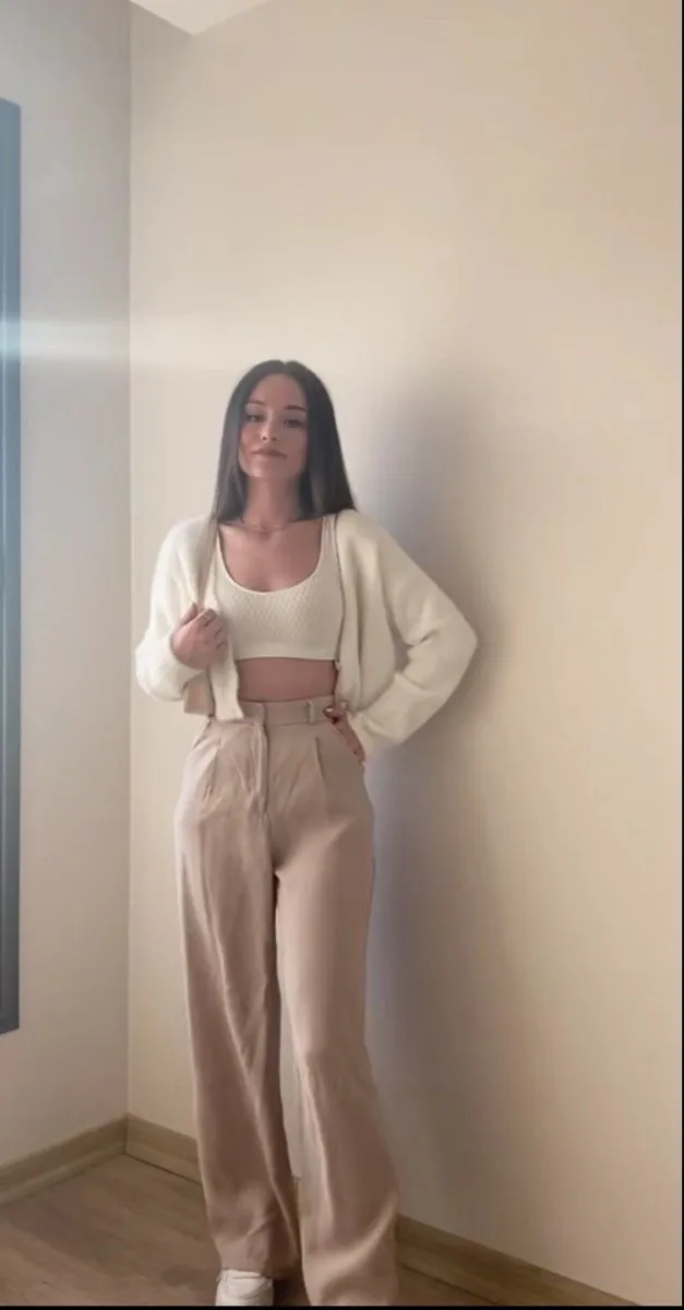 beige pants outfit for women