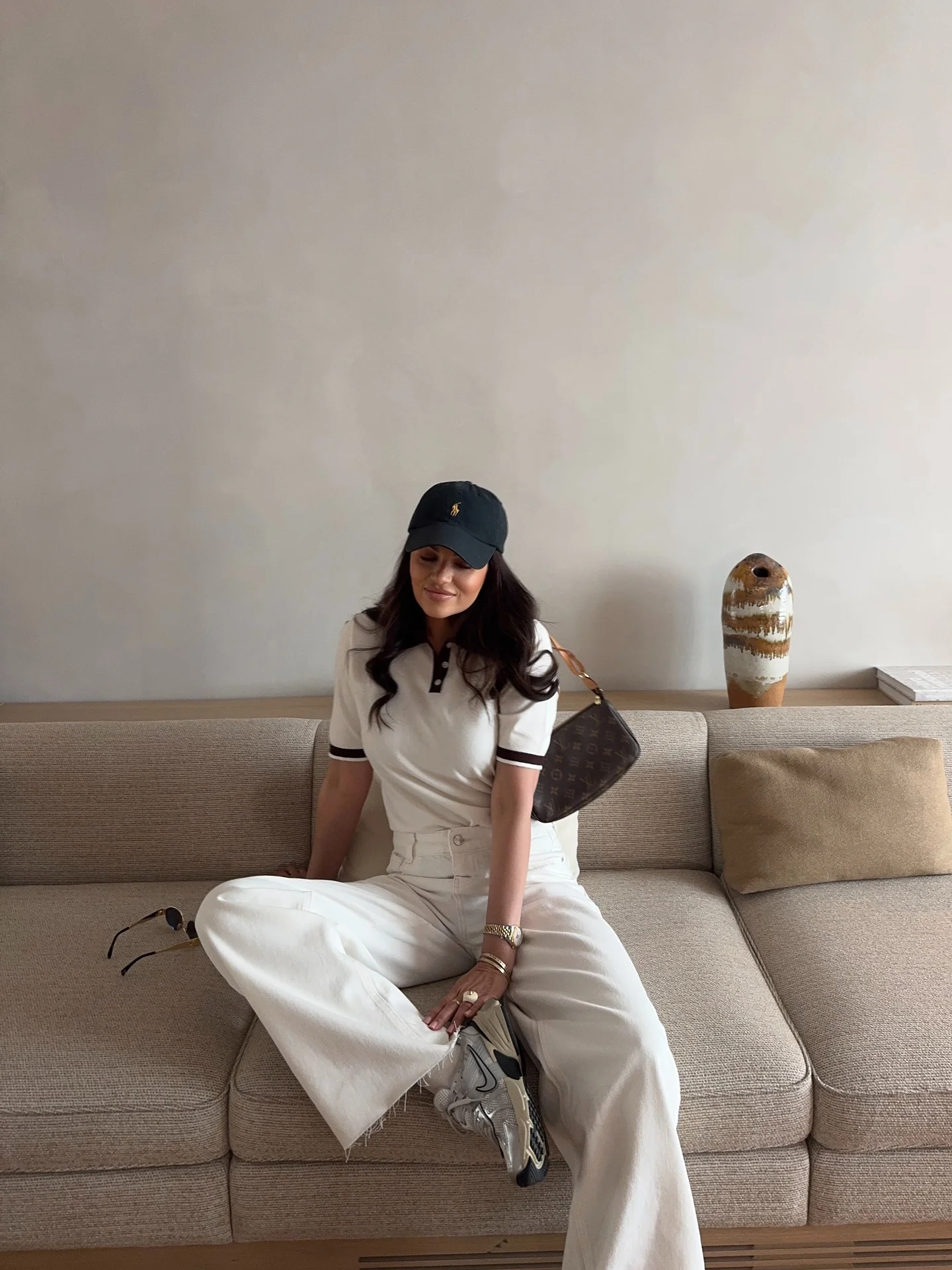 white jeans outfit