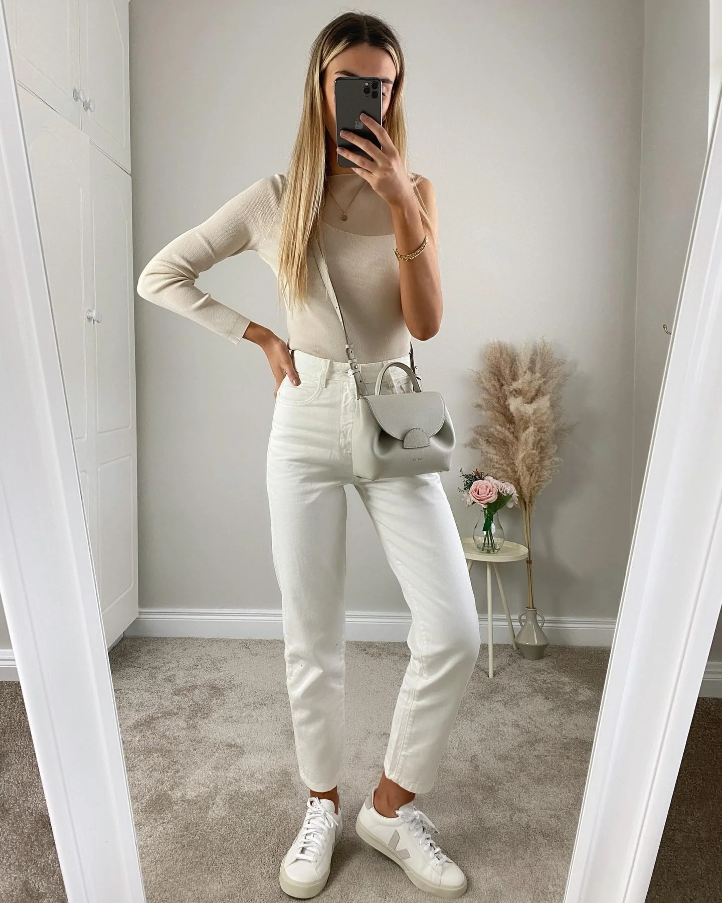 white jeans outfit
