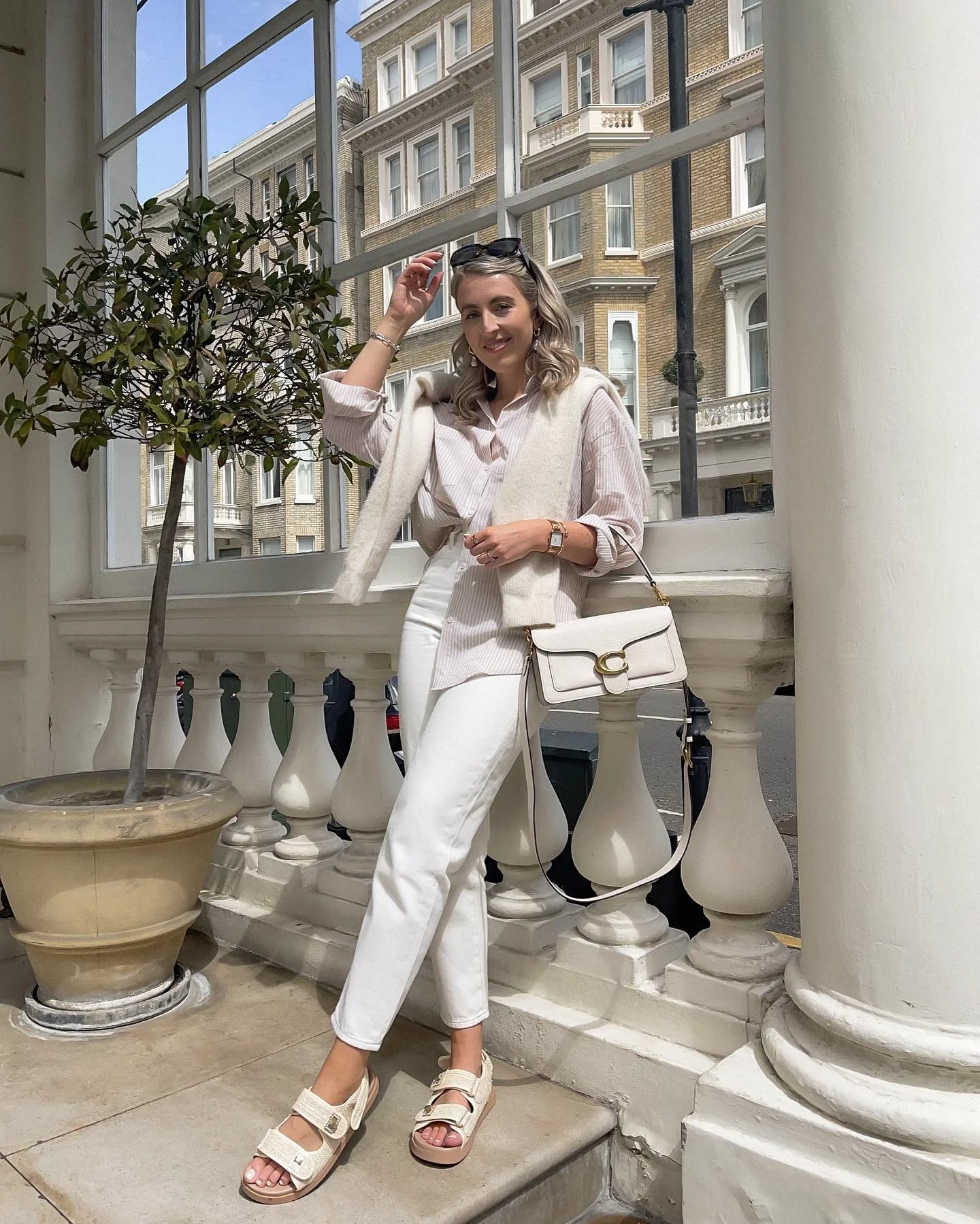 white jeans outfit